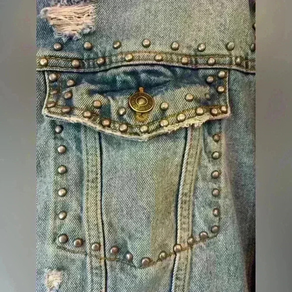 Free People Women’s Oversized Distressed Denim Jacket. Size small. - Picture 8 of 9